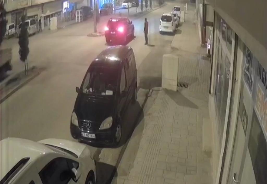 Nusaybin’de sürücü dönüşünü aldıktan sonra refüjü aşıp karşı duvara çarptı