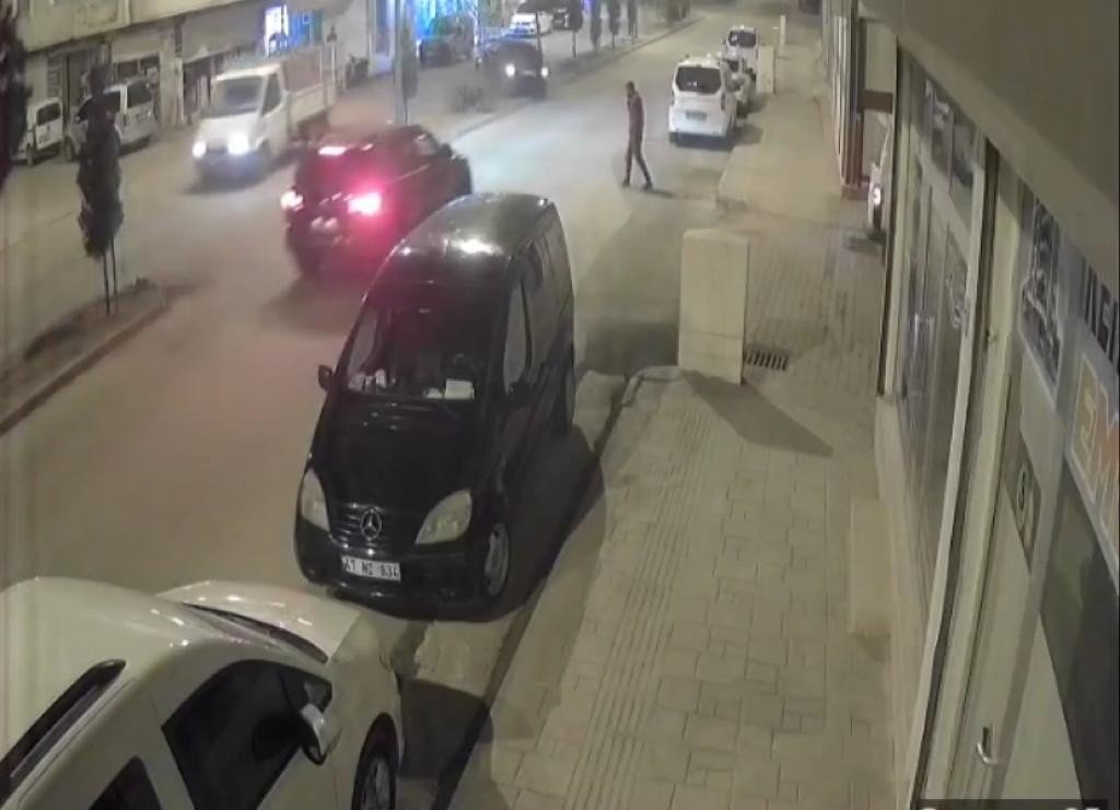 Nusaybin’de sürücü dönüşünü aldıktan sonra refüjü aşıp karşı duvara çarptı