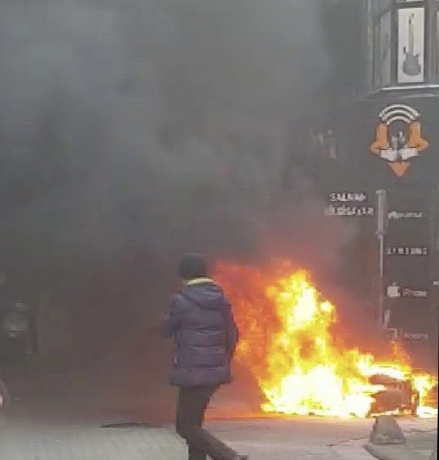 Kadıköy’de seyir halindeki motosiklet alev topuna döndü