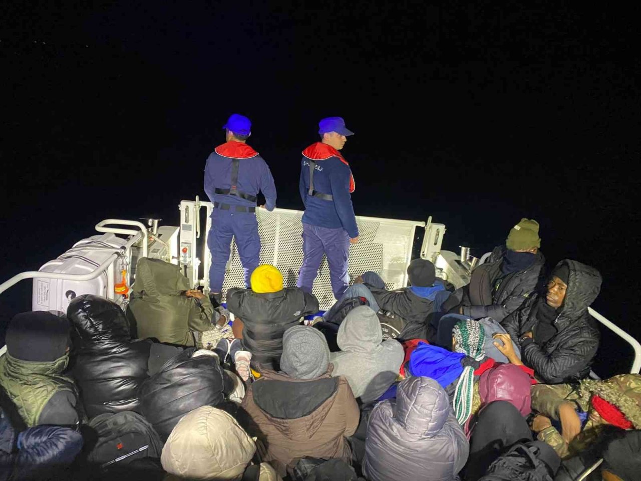 Yunan unsurlarının ölüme terk ettiği 65 düzensiz göçmenin imdadına, Türk askeri yetişti