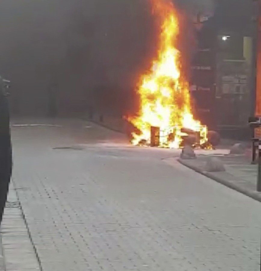 Kadıköy’de seyir halindeki motosiklet alev topuna döndü