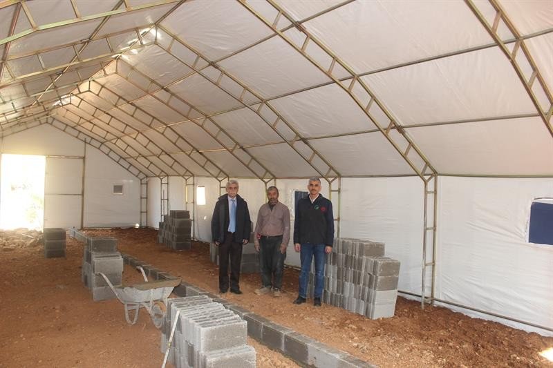 Bahçe’de 6 çiftçiye çadır ahır kuruldu
