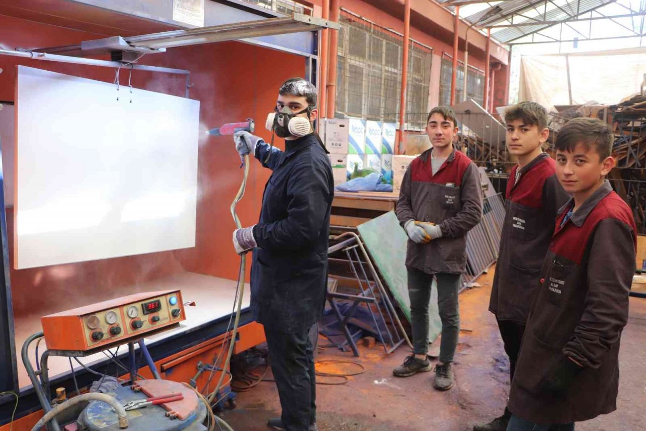 7 farklı alanda üretim yapan liseden 4,5 milyon TL ciro