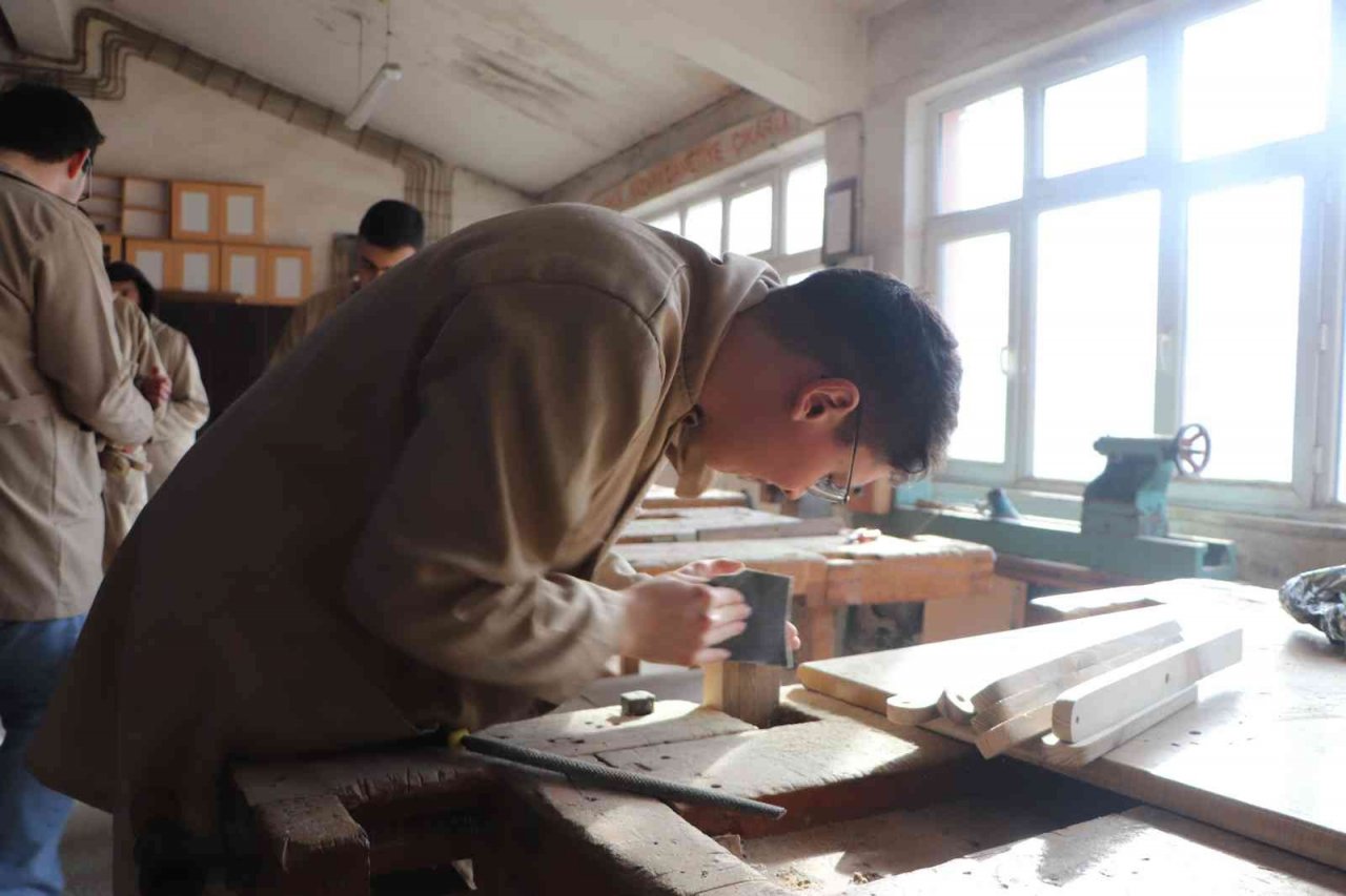 7 farklı alanda üretim yapan liseden 4,5 milyon TL ciro