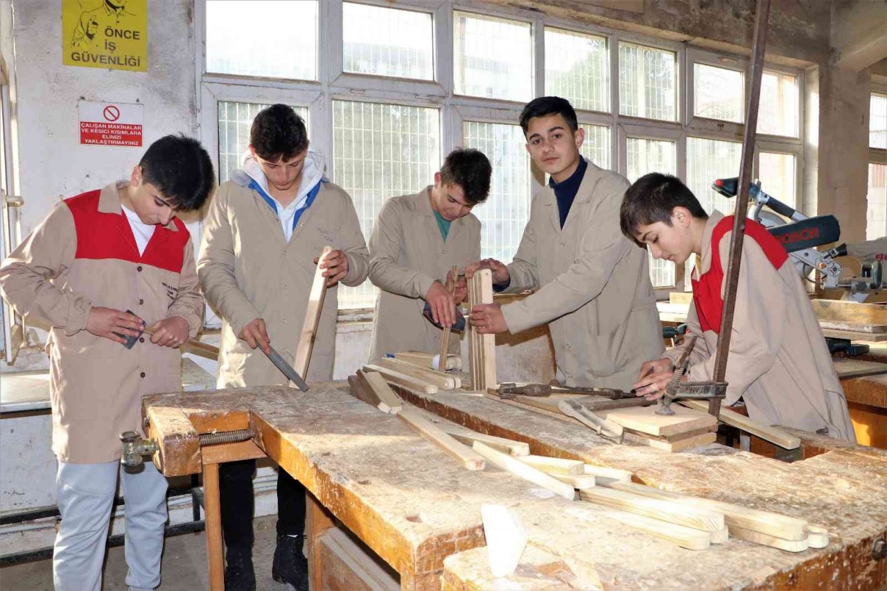 7 farklı alanda üretim yapan liseden 4,5 milyon TL ciro