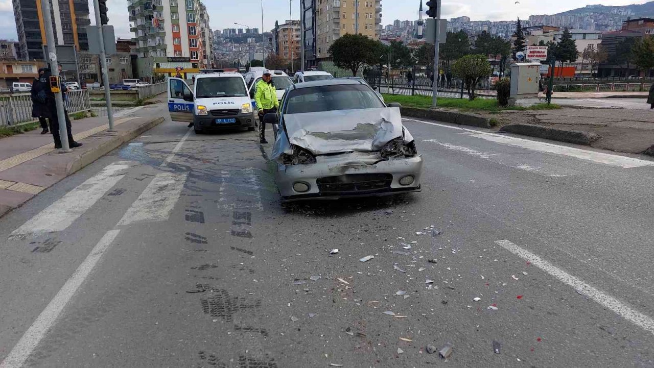 Samsun’da köpeğe çarpmamak için yavaşlayan araca otomobil çarptı: 3 yaralı