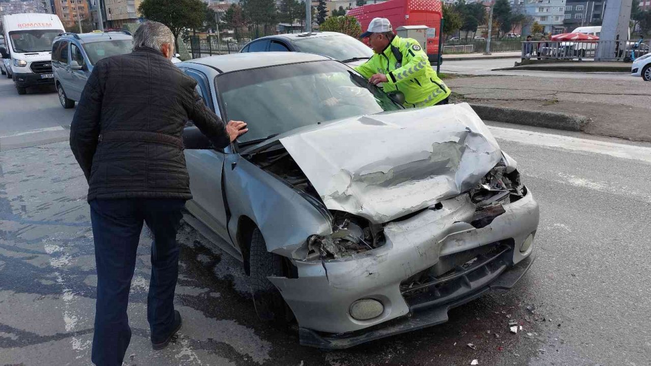 Samsun’da köpeğe çarpmamak için yavaşlayan araca otomobil çarptı: 3 yaralı