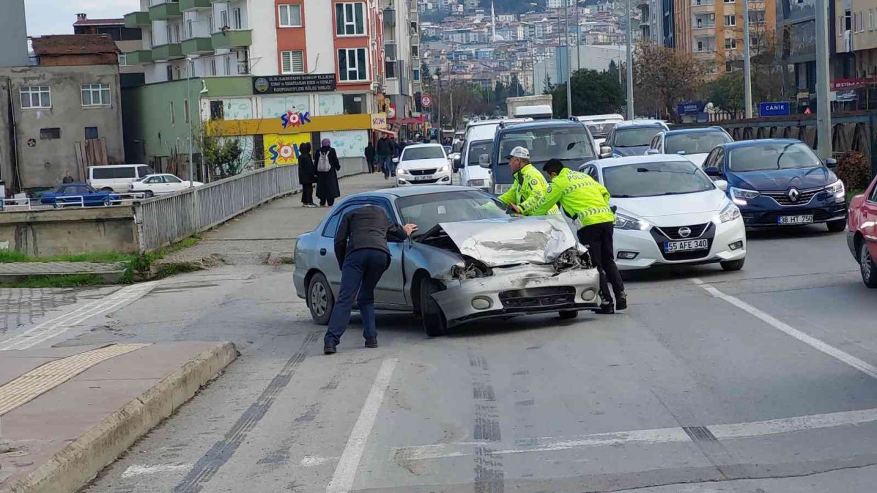 Samsun’da köpeğe çarpmamak için yavaşlayan araca otomobil çarptı: 3 yaralı