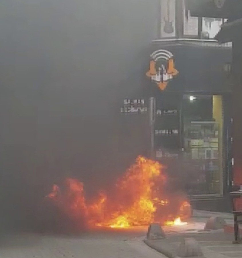 Kadıköy’de seyir halindeki motosiklet alev topuna döndü