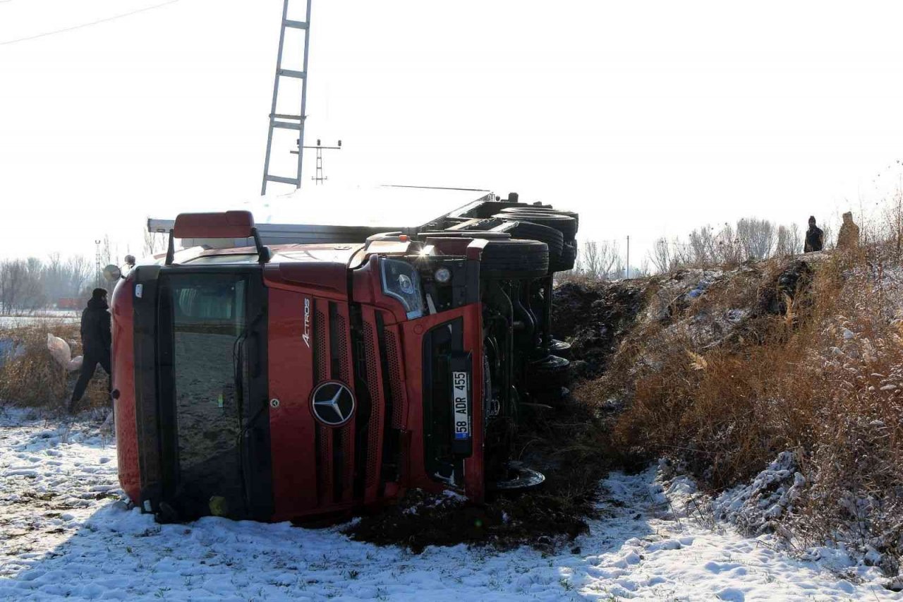 Buzlanma kazalara neden oldu: 1 ölü 1’i bebek 4 kişi yaralandı