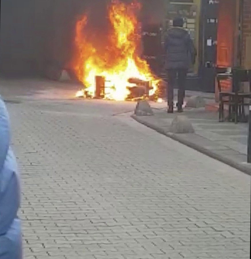 Kadıköy’de seyir halindeki motosiklet alev topuna döndü