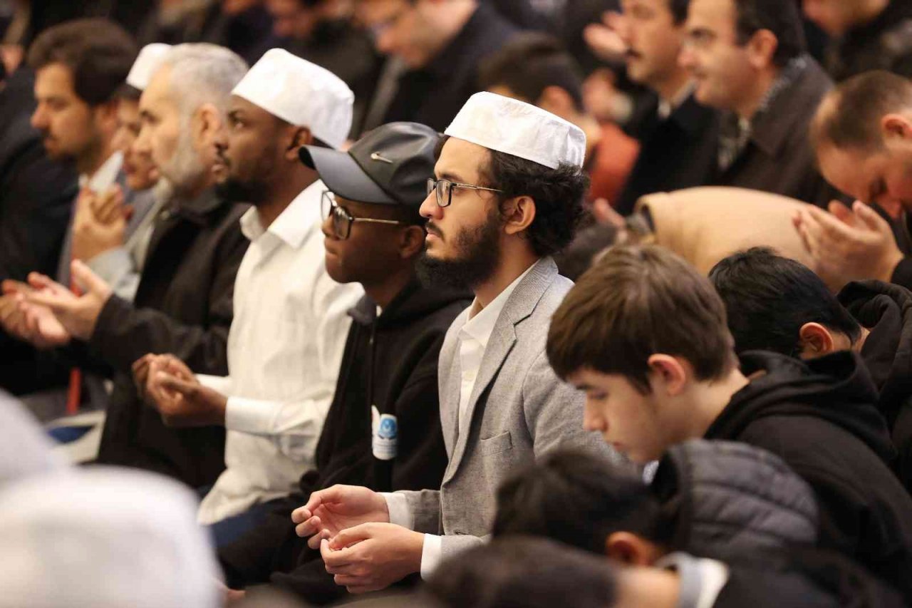 Diyanet İşleri Başkanı Erbaş, sabah namazında öğrencilerle buluştu