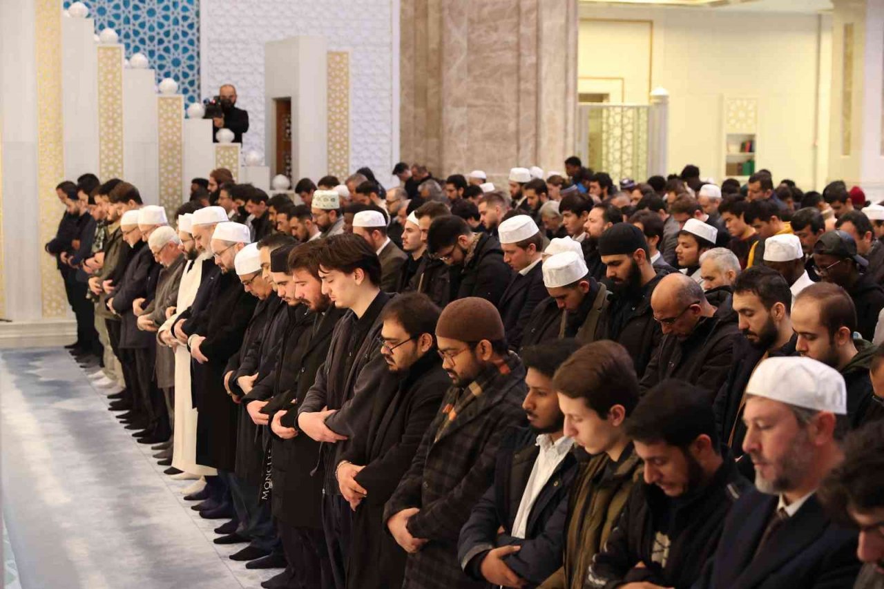 Diyanet İşleri Başkanı Erbaş, sabah namazında öğrencilerle buluştu