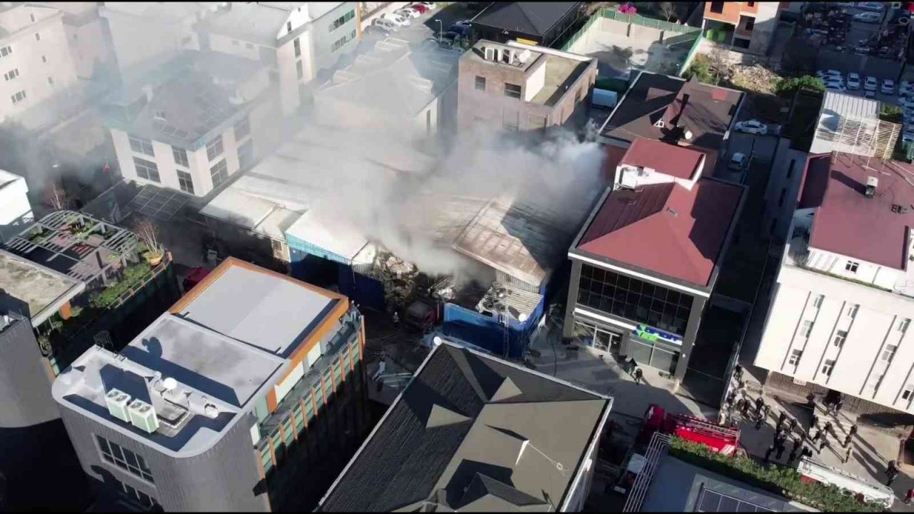 Ümnraniye’de yanan plastik atık alanı havadan görüntülendi