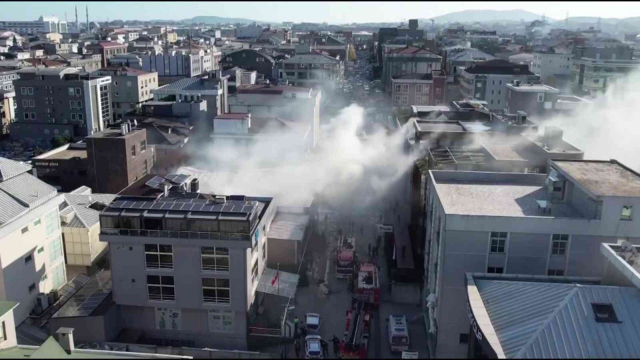 Ümnraniye’de yanan plastik atık alanı havadan görüntülendi