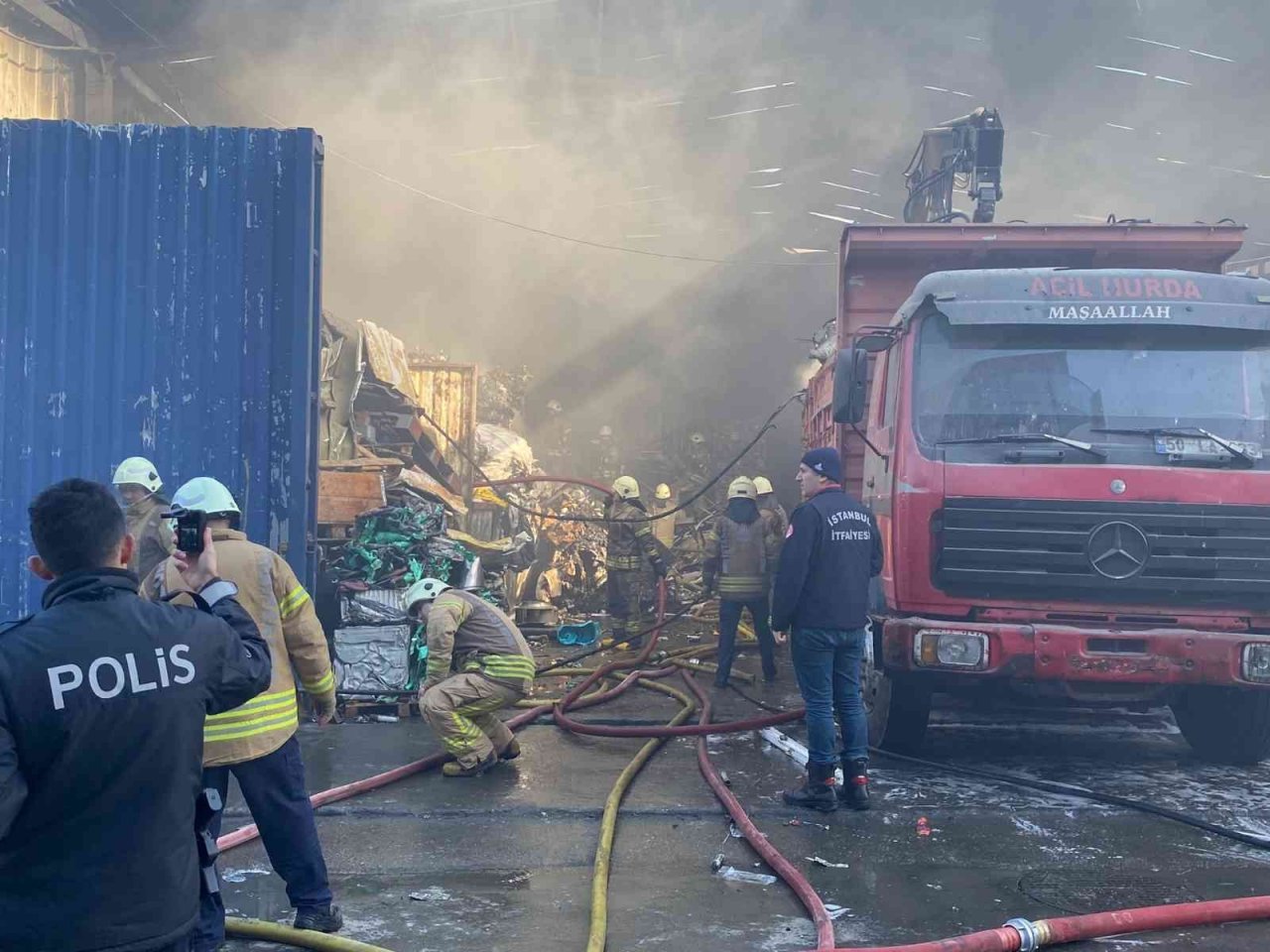 Ümnraniye’de yanan plastik atık alanı havadan görüntülendi