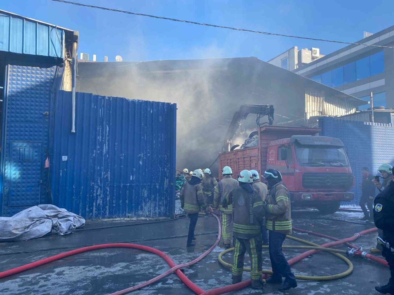 Ümnraniye’de yanan plastik atık alanı havadan görüntülendi