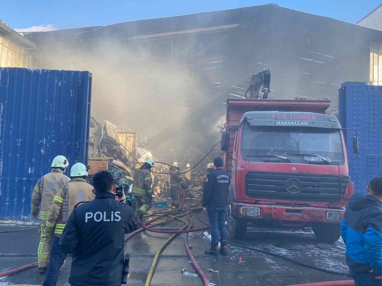 Ümnraniye’de yanan plastik atık alanı havadan görüntülendi