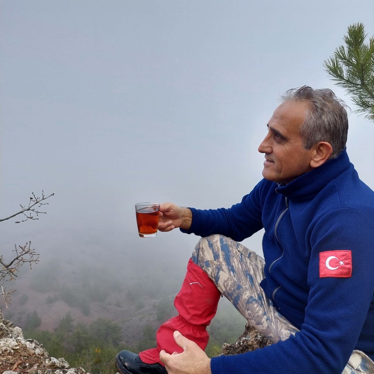 Doğa yürüyüşçülerine sis eşlik etti