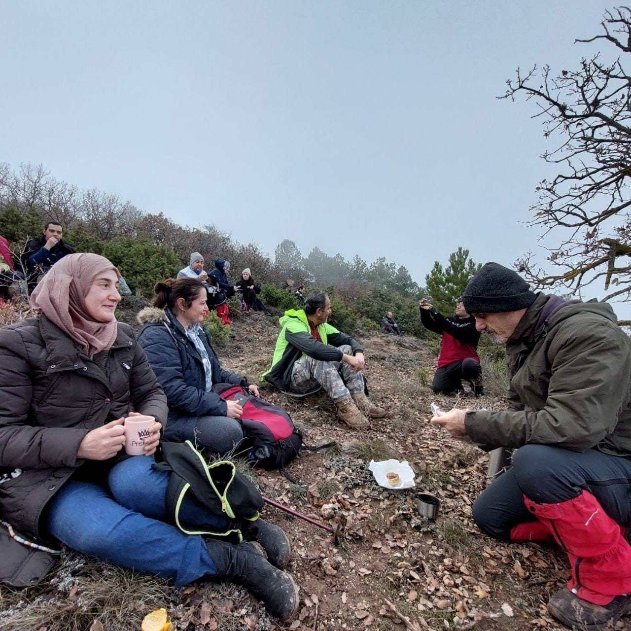 Doğa yürüyüşçülerine sis eşlik etti