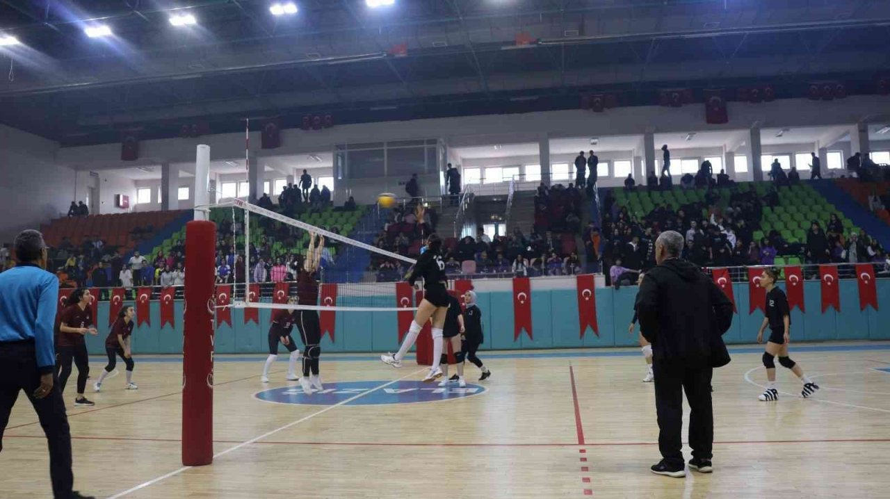 Elazığ’da gençler voleybol müsabakaları sona erdi