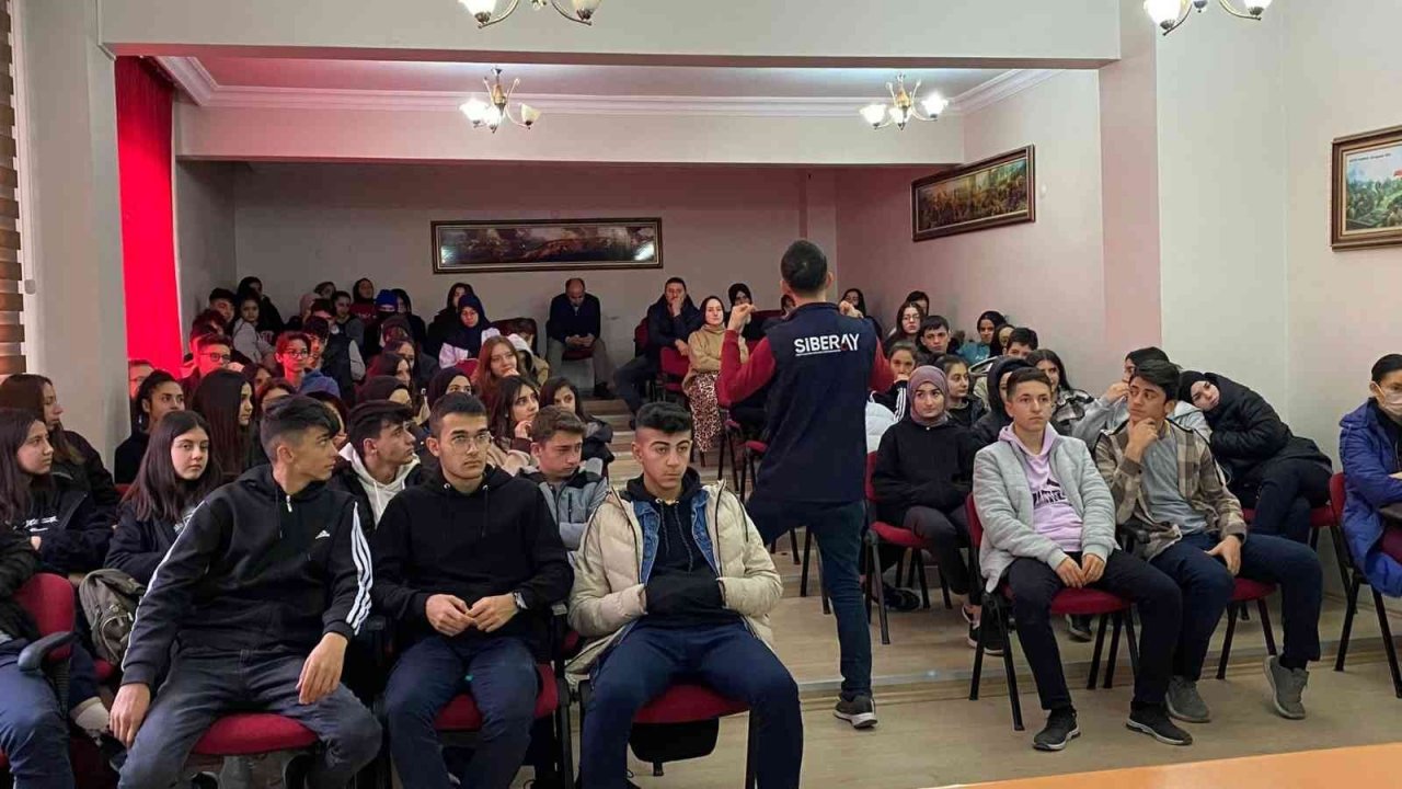 Öğrencilere siber suçlarla mücadele anlatıldı