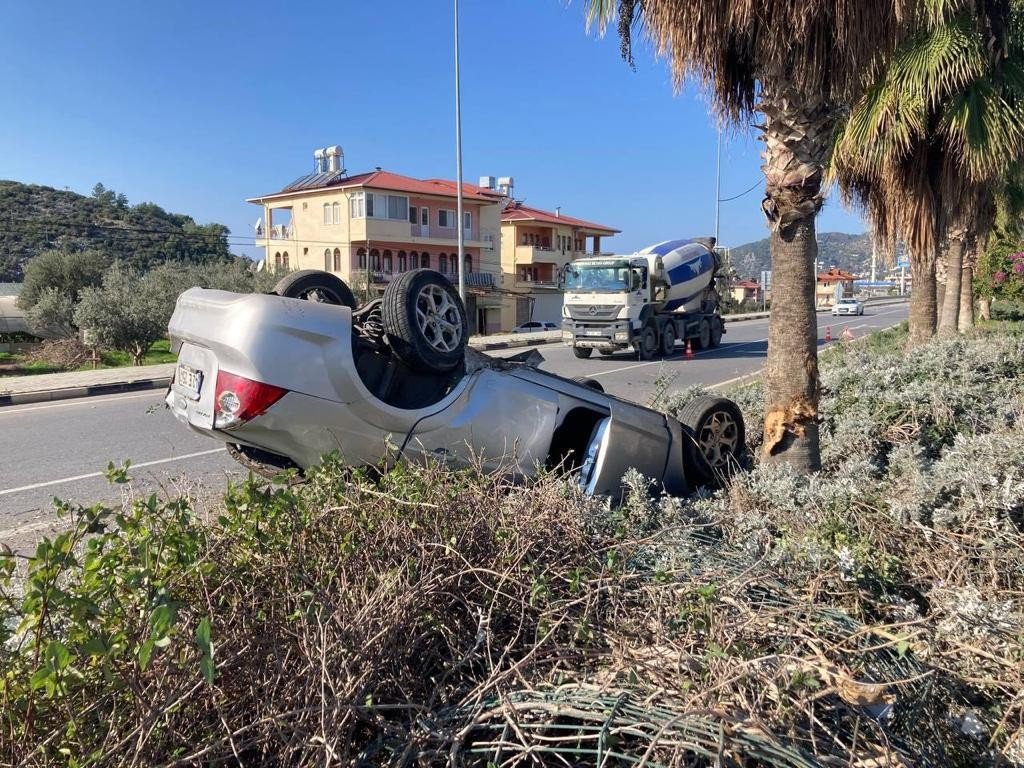 Sürücü takla atan araçtan burnu kanamadan çıktı