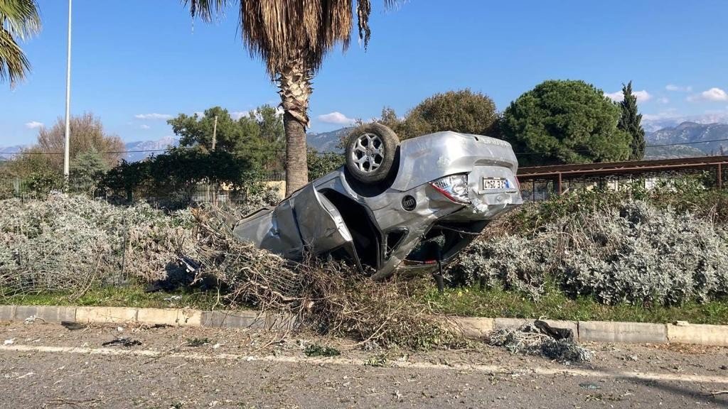 Sürücü takla atan araçtan burnu kanamadan çıktı