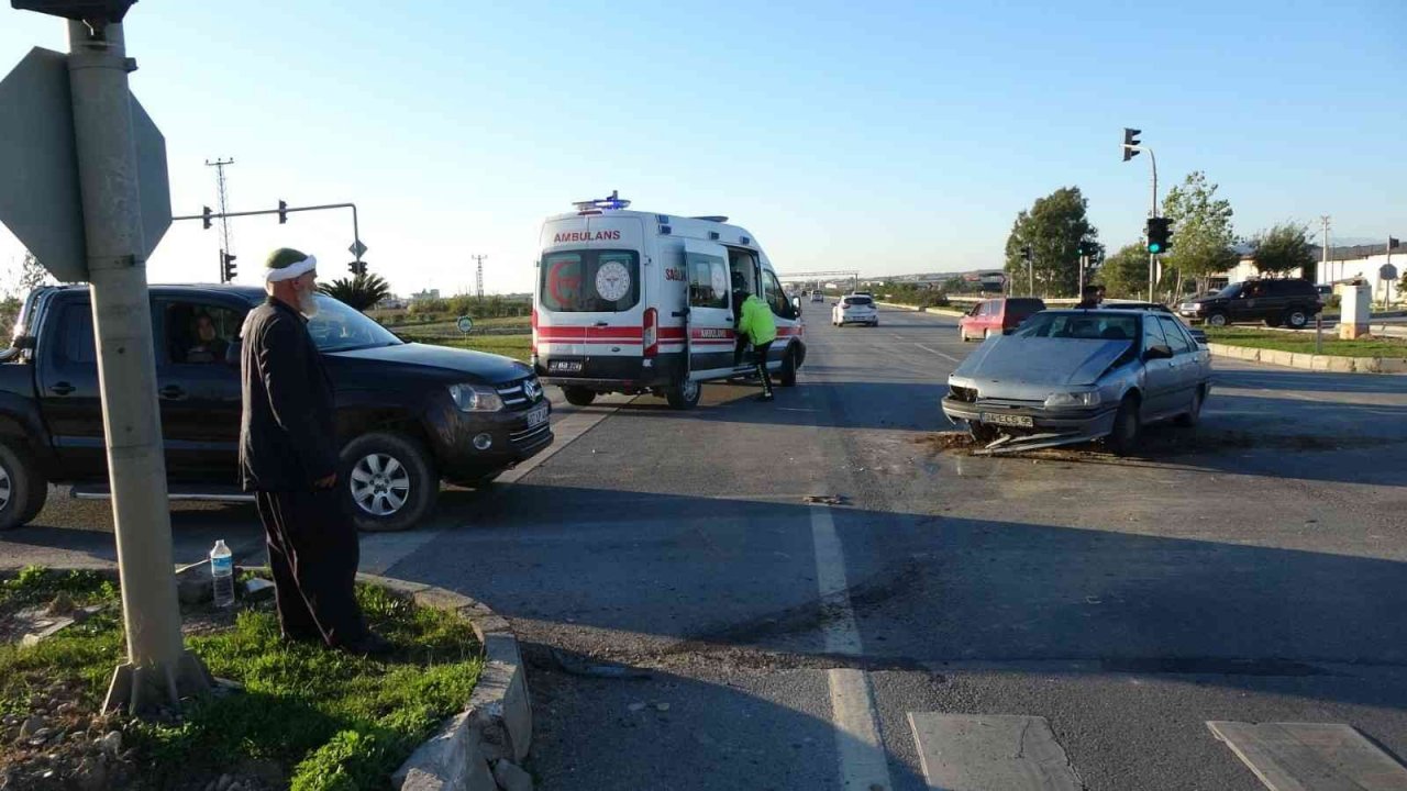 Önündeki araç kırmızı ışıkta durunca otomobiliyle kaldırıma çarptı: 2 yaralı