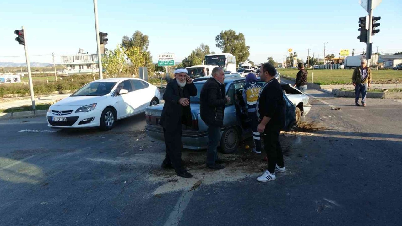 Önündeki araç kırmızı ışıkta durunca otomobiliyle kaldırıma çarptı: 2 yaralı