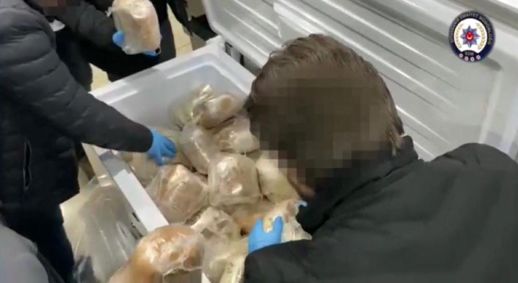 Kargo şirketi üzerinden derin dondurucu ile 93 kilo uyuşturucu sevkiyatı: 1 kişi tutuklandı