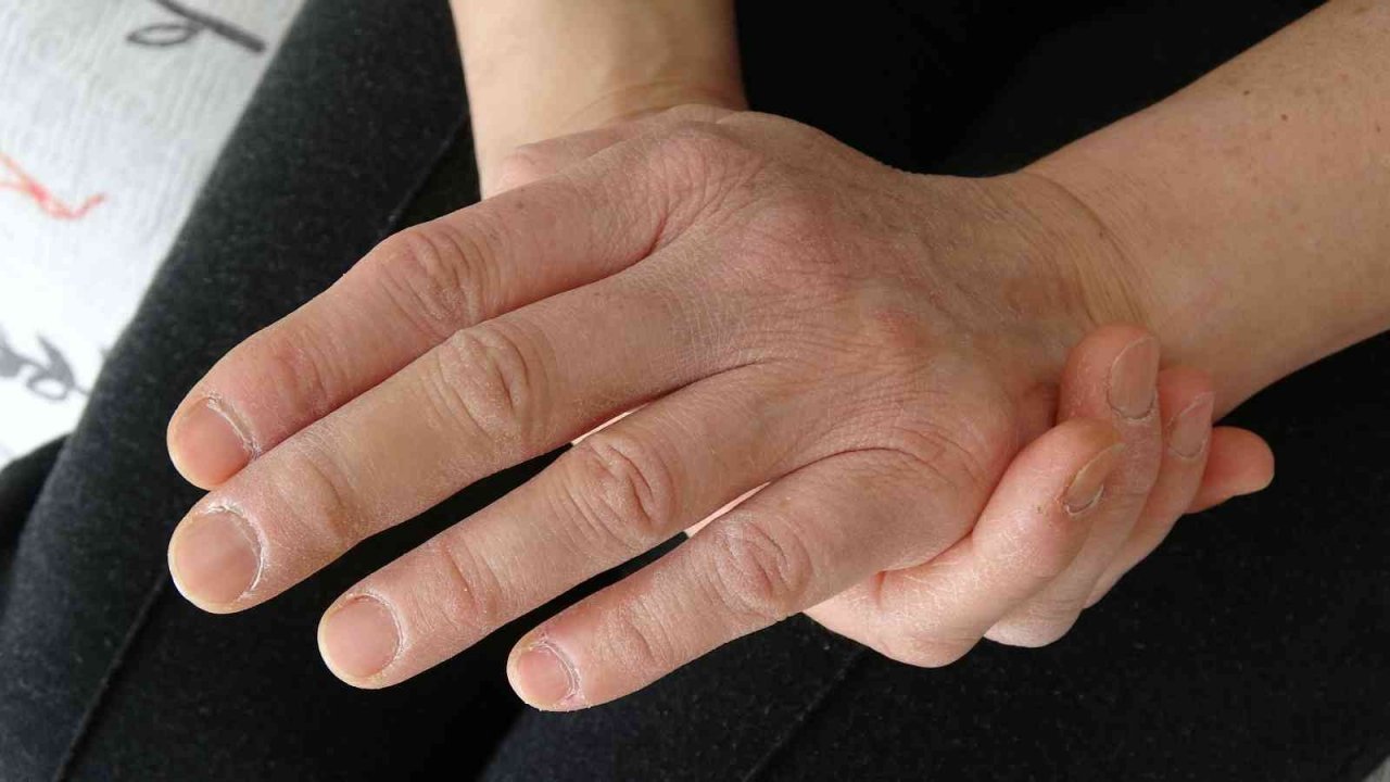 Arabayla takip ettikleri anne ve kızı döverek hastanelik ettiler