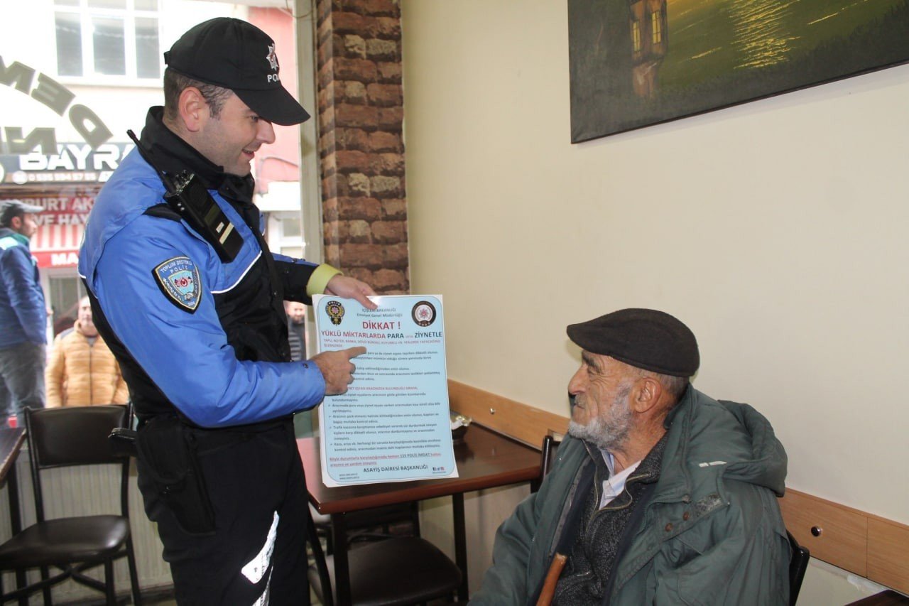 Polisler dolandırıcılık olaylarına karşı kahvehaneleri gezerek vatandaşları uyardı