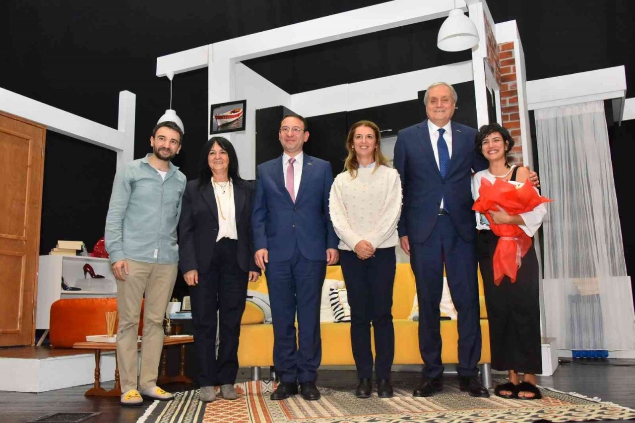Bozüyük Belediye Tiyatrosu’nun sahnelediği “Ayrılık” adlı oyun beğeni ile izlendi