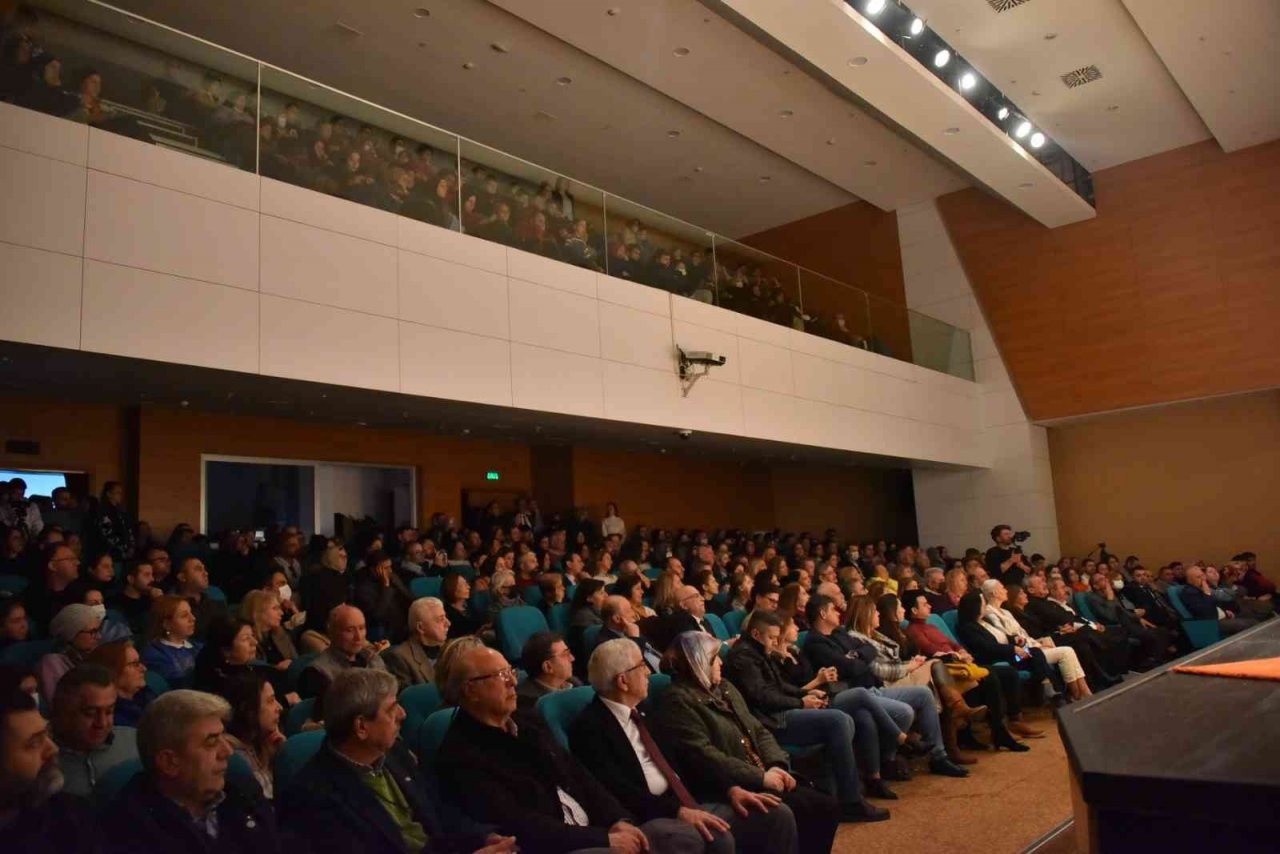 Bozüyük Belediye Tiyatrosu’nun sahnelediği “Ayrılık” adlı oyun beğeni ile izlendi