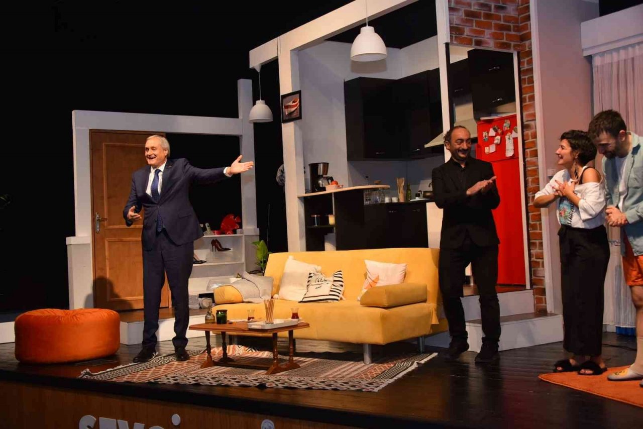 Bozüyük Belediye Tiyatrosu’nun sahnelediği “Ayrılık” adlı oyun beğeni ile izlendi