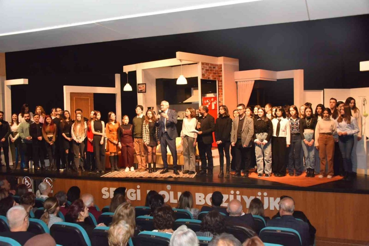 Bozüyük Belediye Tiyatrosu’nun sahnelediği “Ayrılık” adlı oyun beğeni ile izlendi