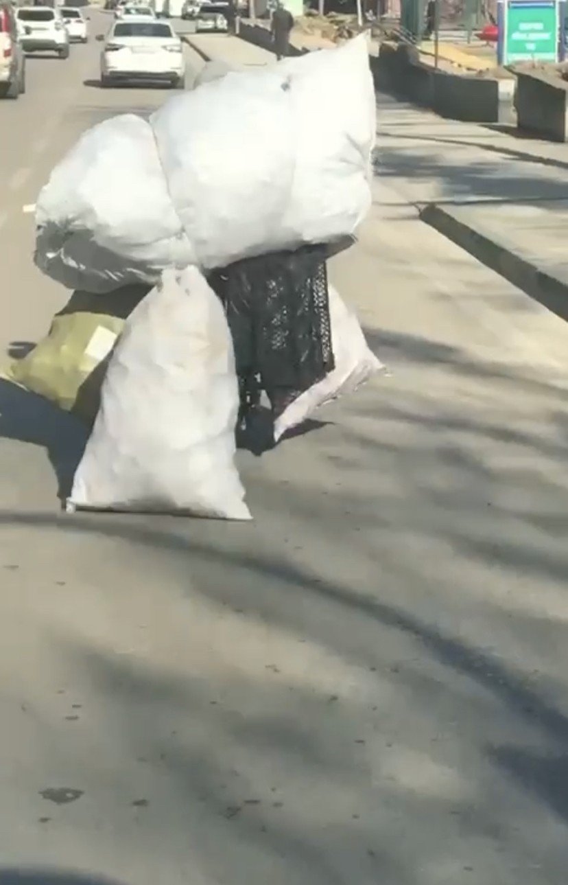 Bursa’da motosikletle tehlikeli taşımacılık kameraya yansıdı