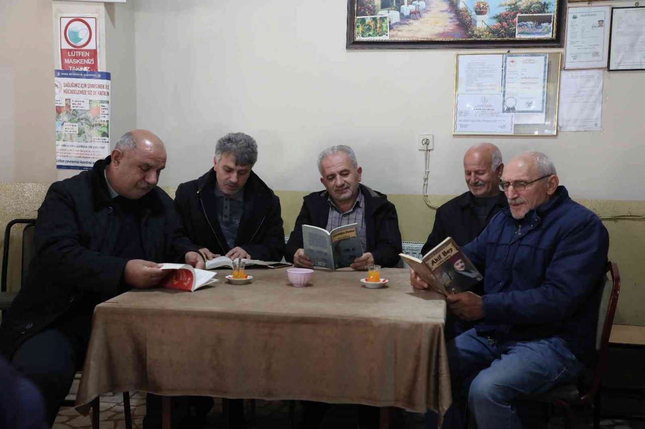 İnegöl’de kahvehaneler kitaphaneye dönüşüyor