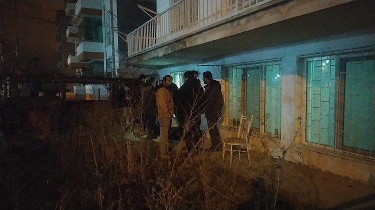 Boşanma aşamasındaki eşinin evinin önünde canına kıydı