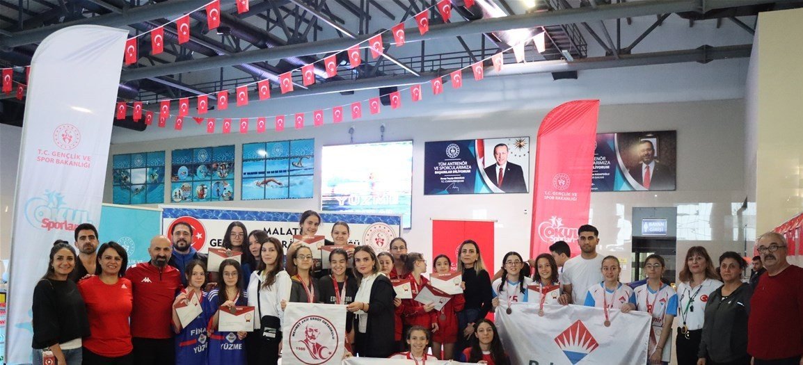 Kulaçları bölge şampiyonasına katılmak için attılar