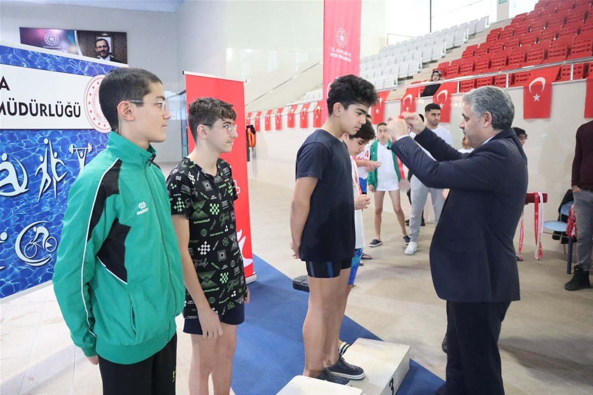 Kulaçları bölge şampiyonasına katılmak için attılar