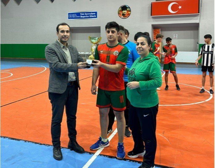 Hentbol’da şampiyon olmak için ter döktüler