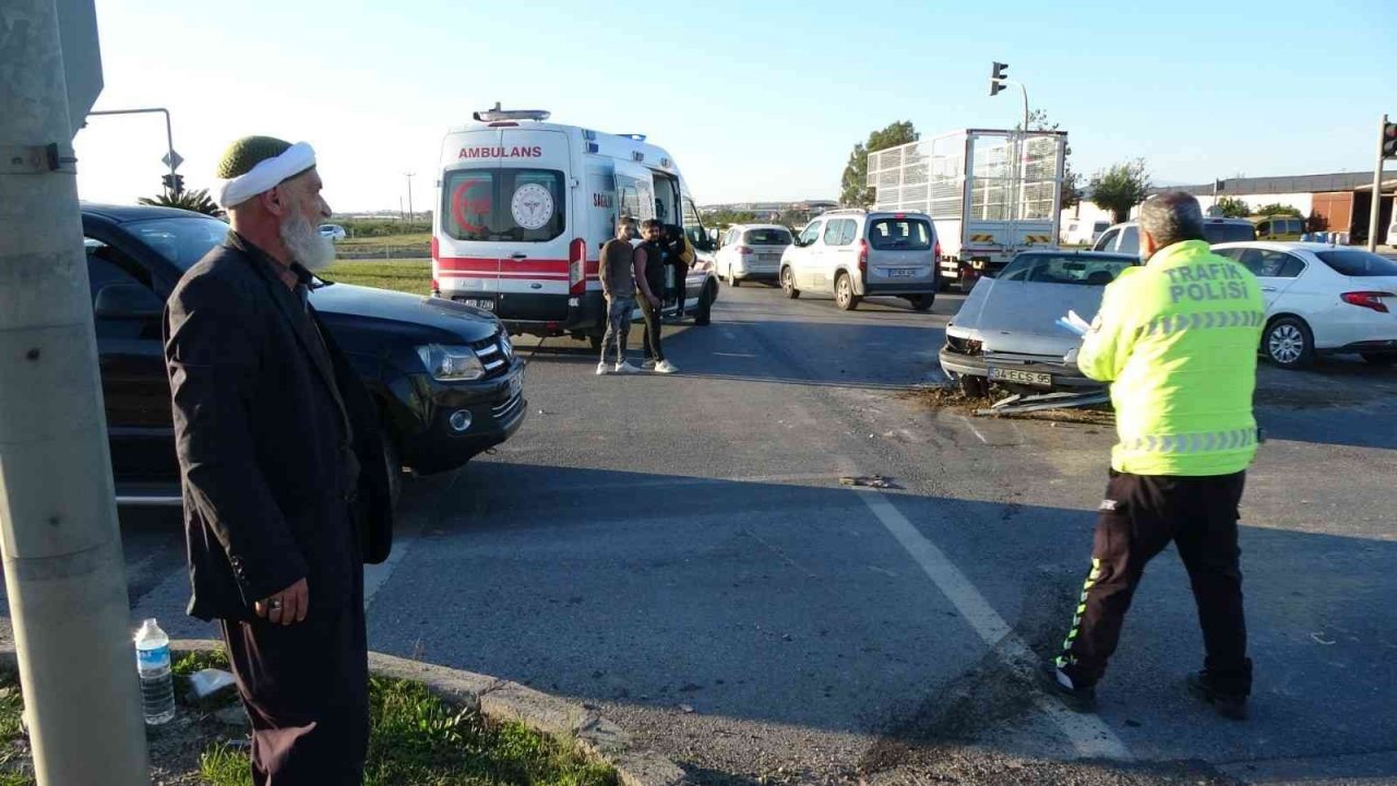 Önündeki araç kırmızı ışıkta durunca otomobiliyle kaldırıma çarptı: 2 yaralı