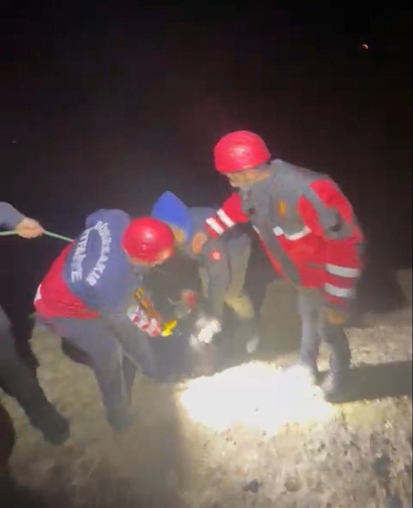 İtfaiye ekipleri, dağda mahsur kalan keçiyi 5 saatlik uğraş sonucu kurtardı