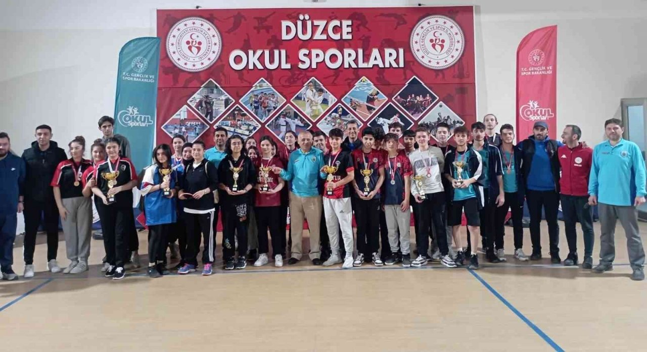96 sporcu dereye girmek için raket salladı