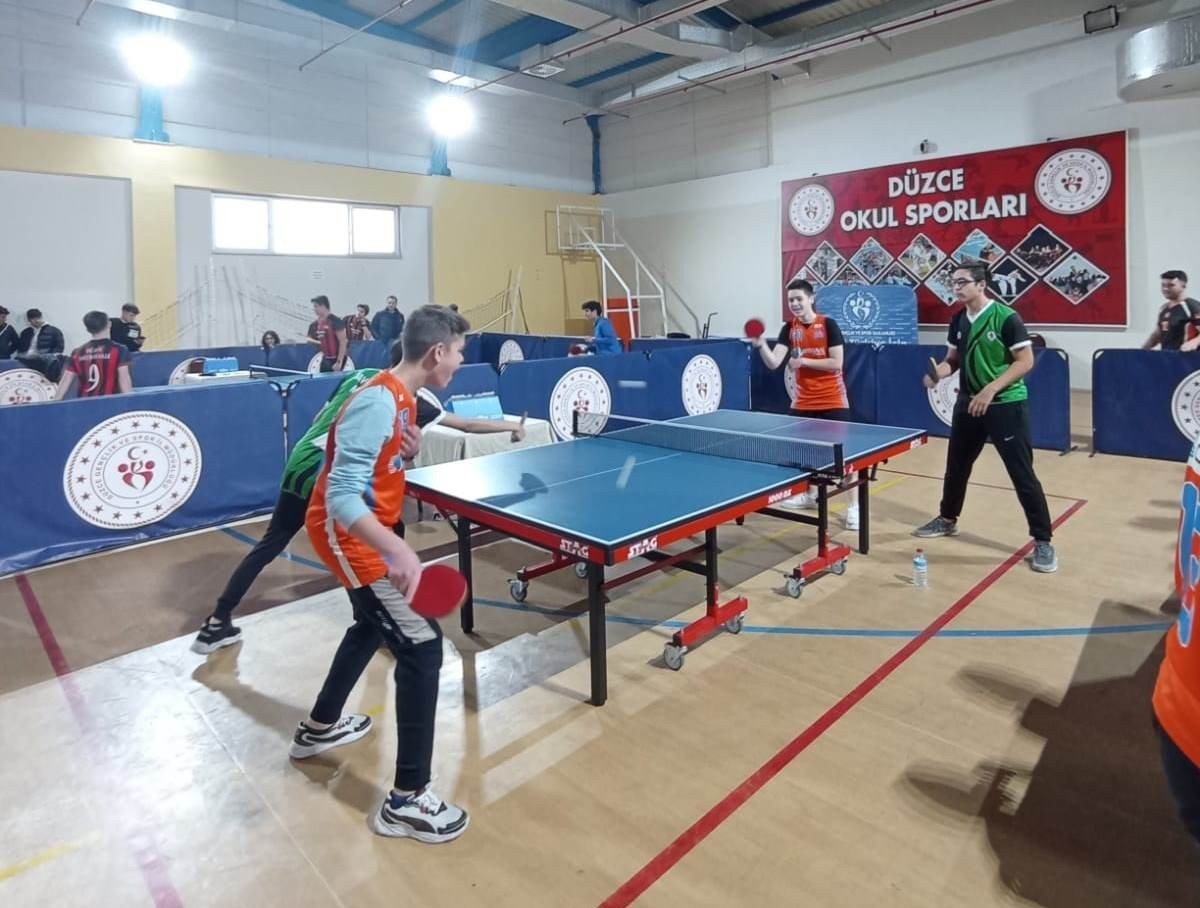 96 sporcu dereye girmek için raket salladı