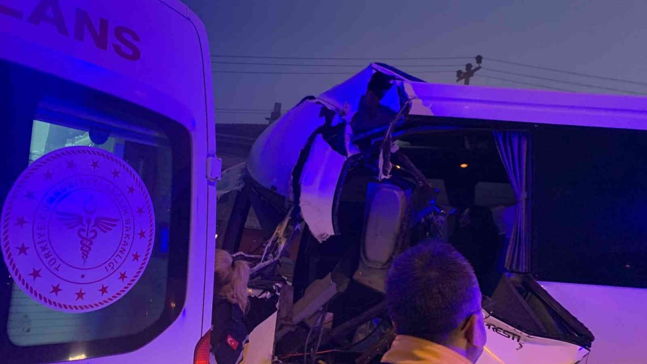 İşçi servisi tıra arkadan çarptı: 12 işçi yaralı