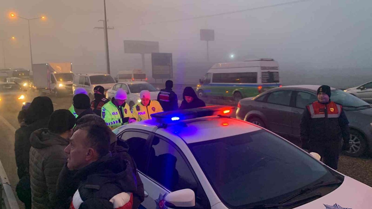 İşçi servisi tıra arkadan çarptı: 12 işçi yaralı