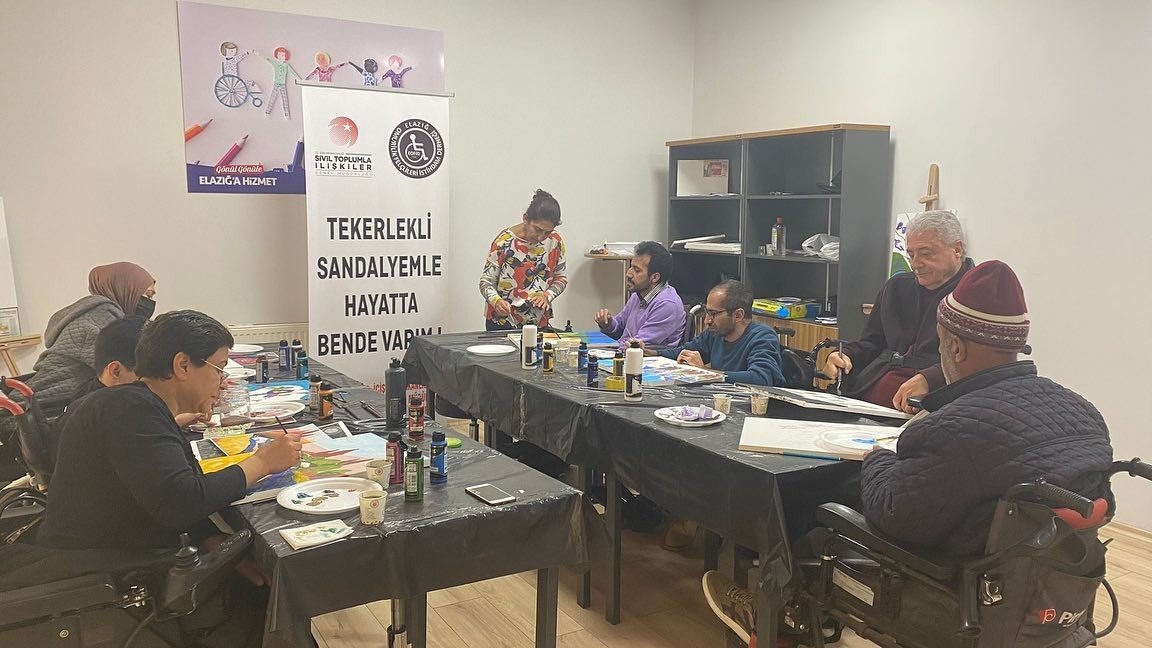 Özel bireyler, resim, müzik ve satranç kursları ile hayata hazırlanıyor